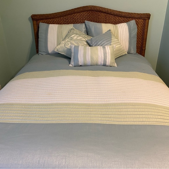 Queen sized duvet set.